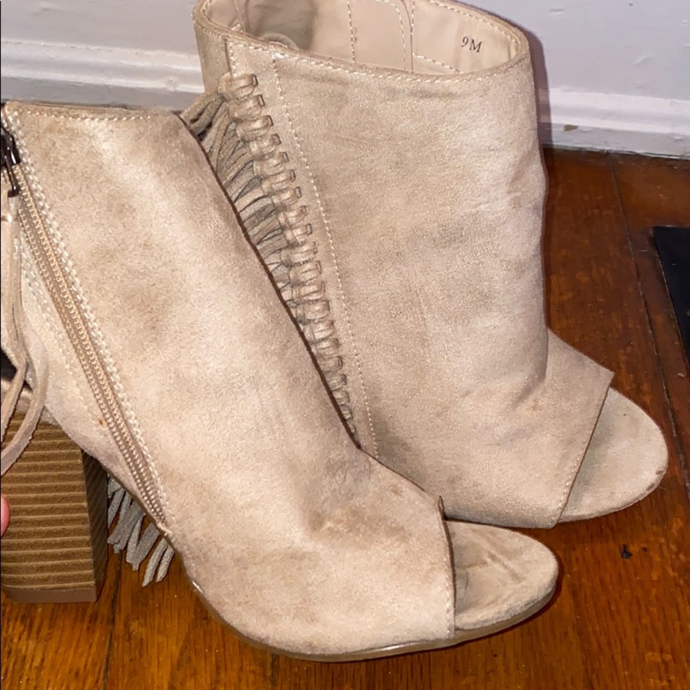 Women’s tan suede wedges with fringe
